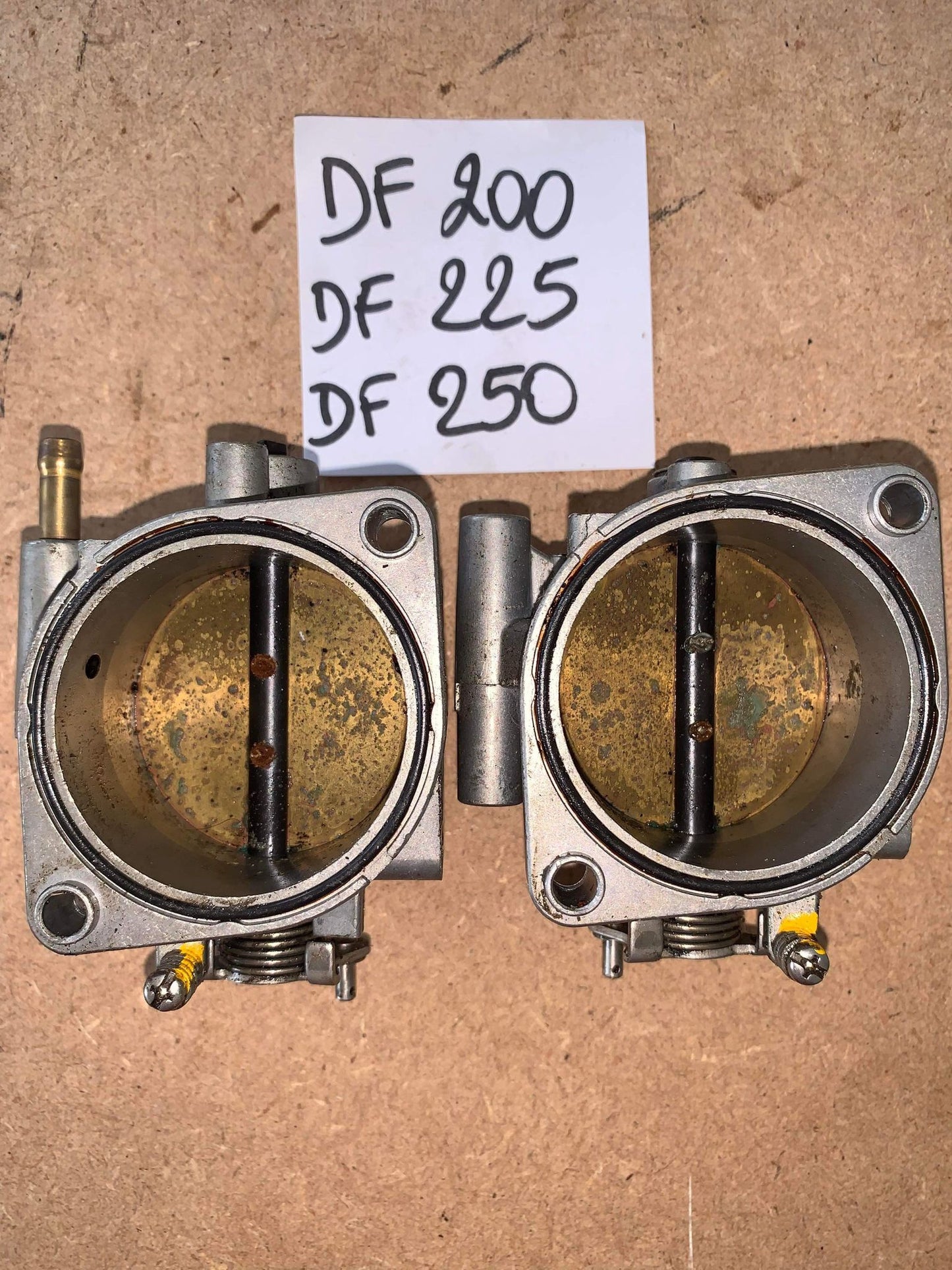 PAPILLON DE GAZ GAUCHE DF200/225/250 ET JONHSON V6