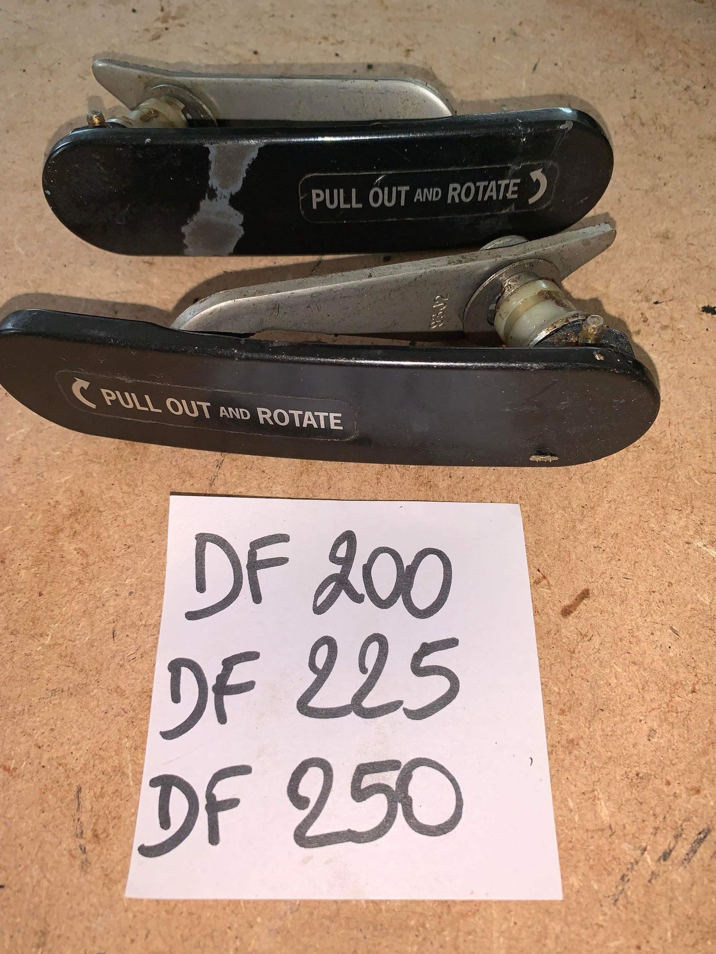 POIGNEE DE CARTER LATERAL GAUCHE DF200/225/250 ET JONHSON V6