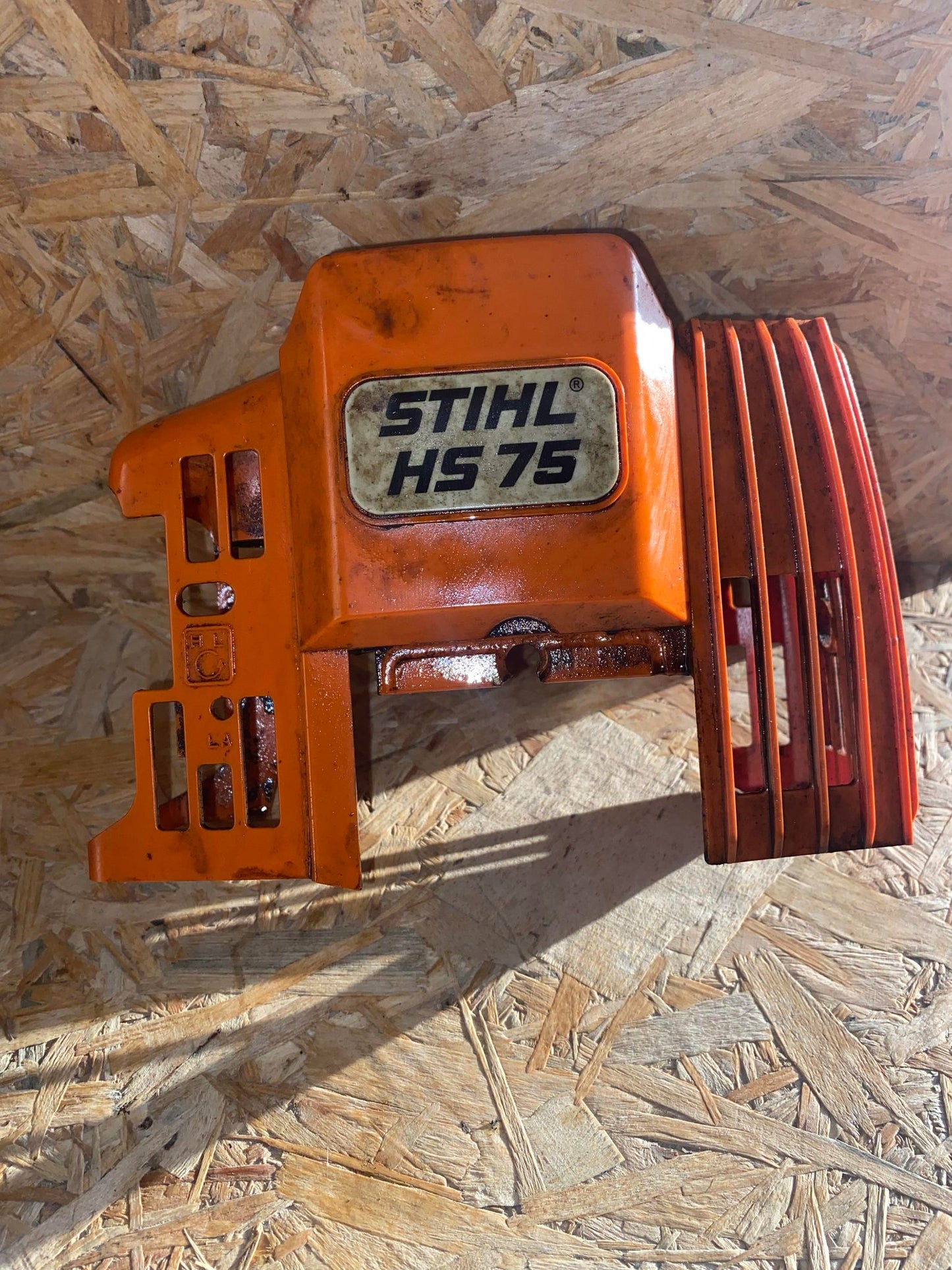 CAPOT MOTEUR STIHL - HS 75